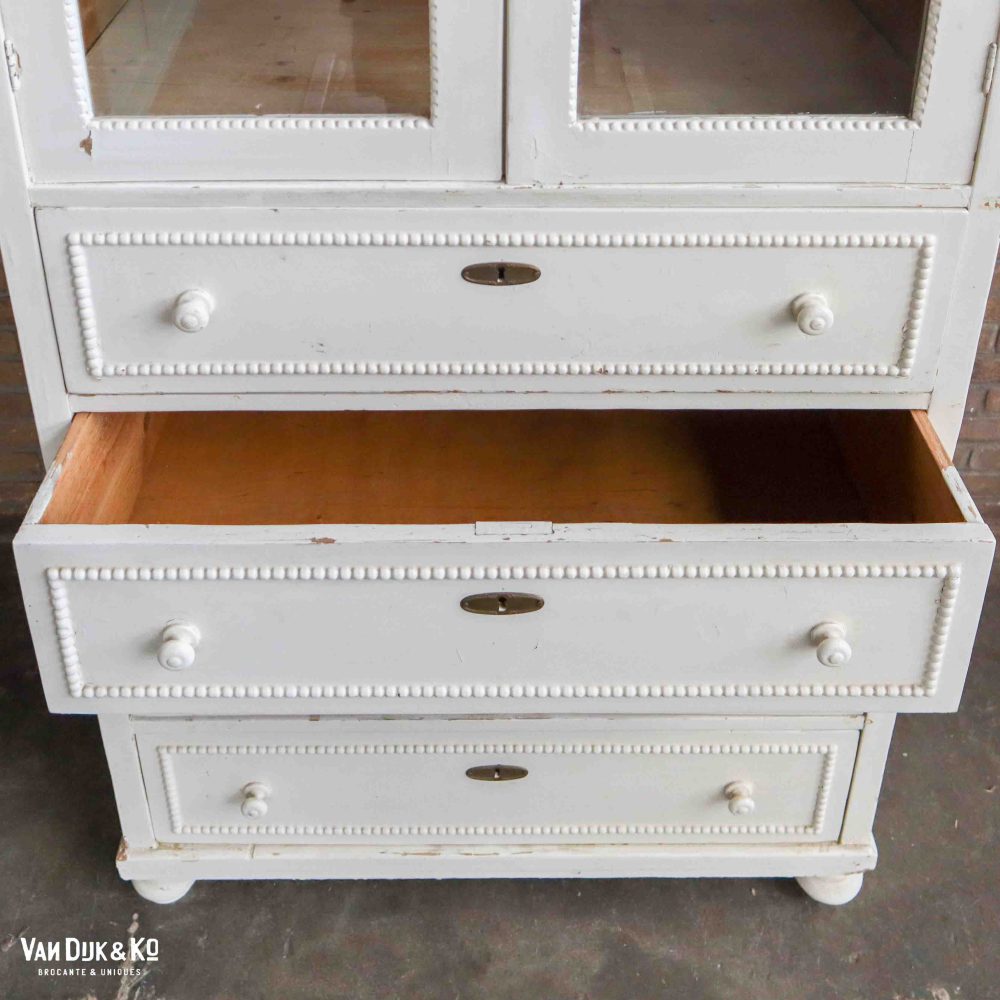 Brocante vitrinekast met lades - Afbeelding 4