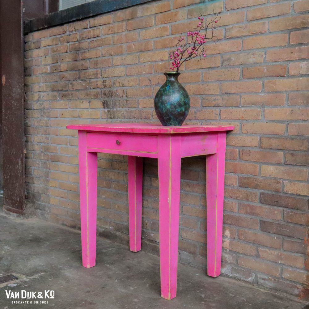 Roze brocante tafeltje