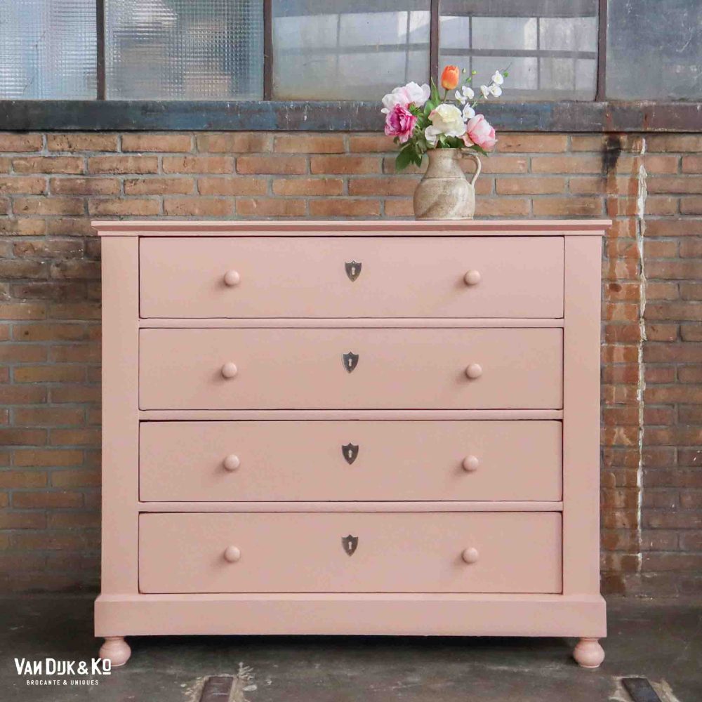 Brocante roze commode