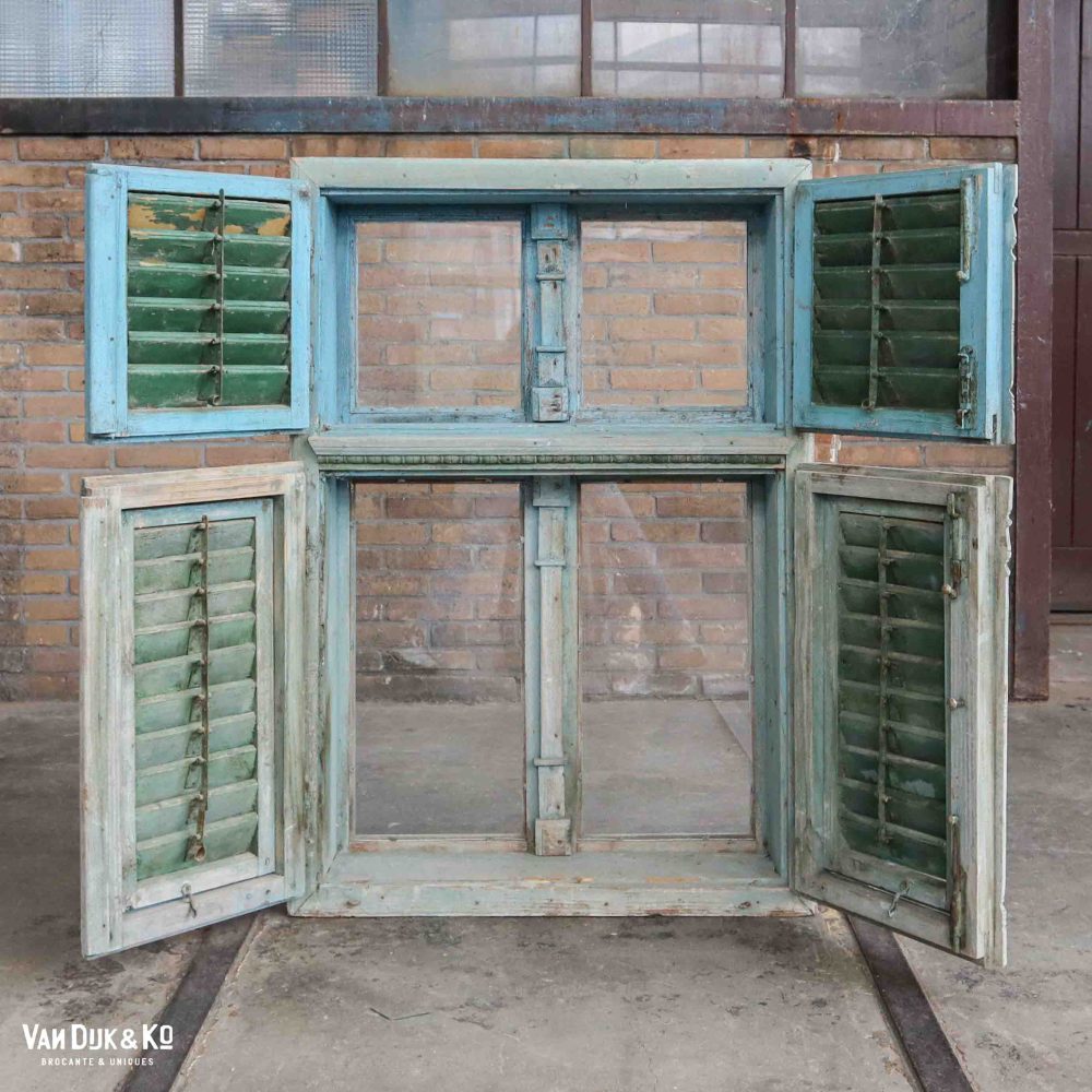 Brocante raamkozijn met luiken - Afbeelding 2