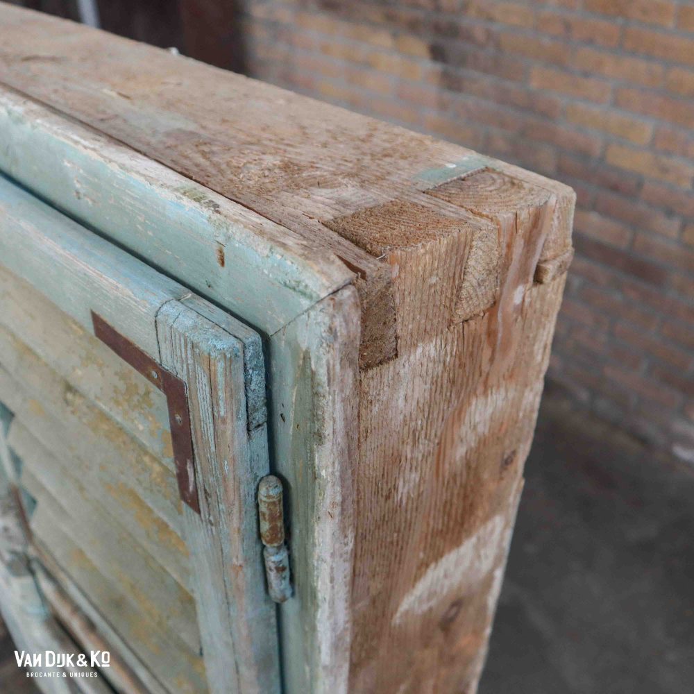 Brocante raamkozijn met luiken - Afbeelding 11