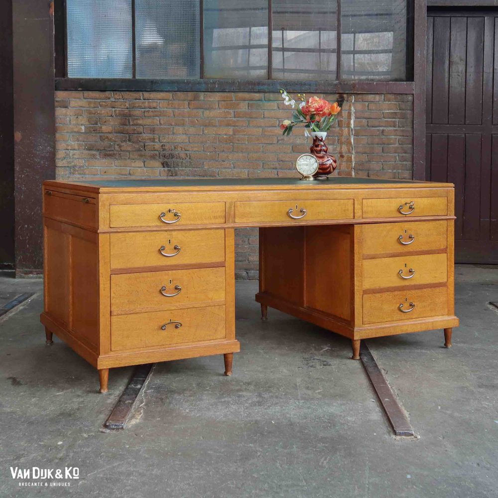 Antiek bureau met leren blad