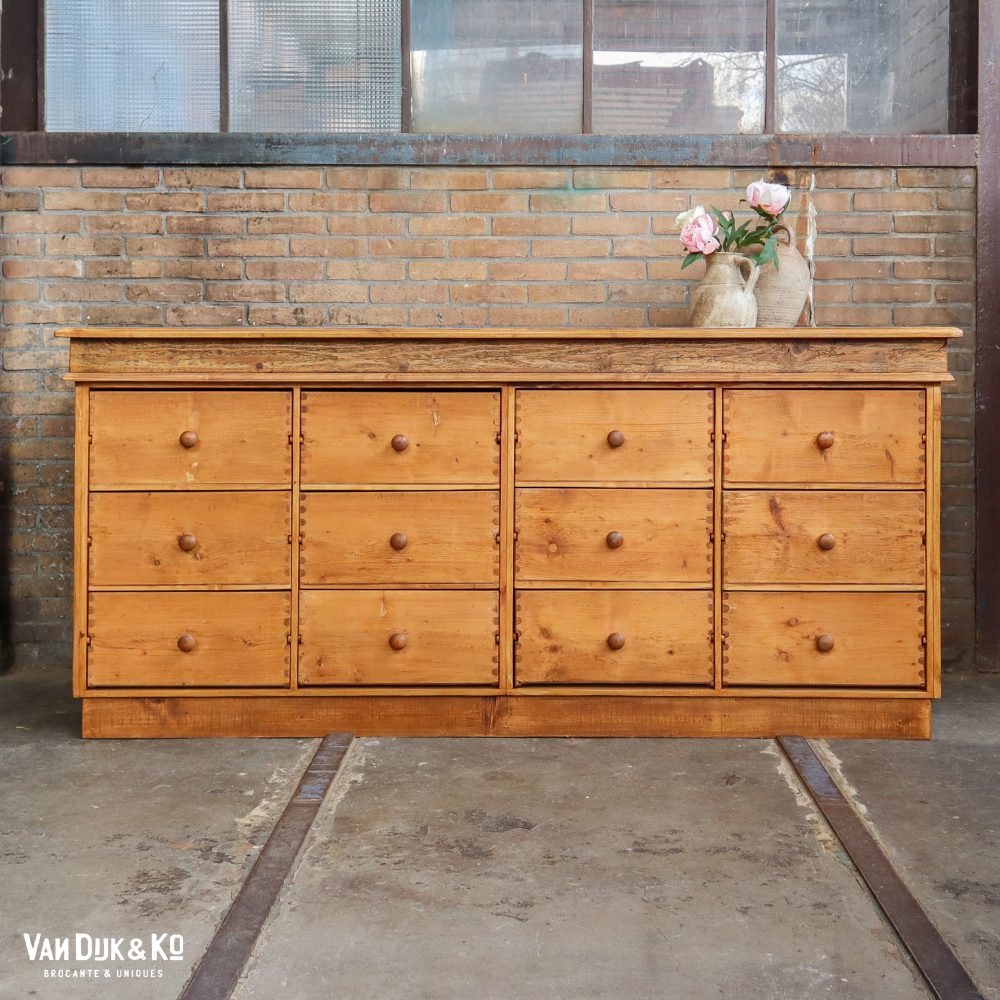 Brocante dressoir met lades