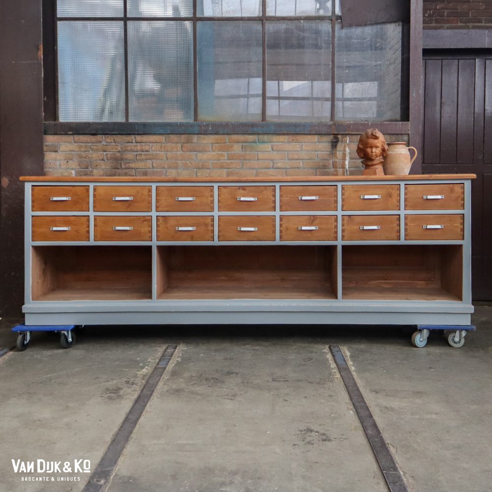 Brocante dressoir met lades