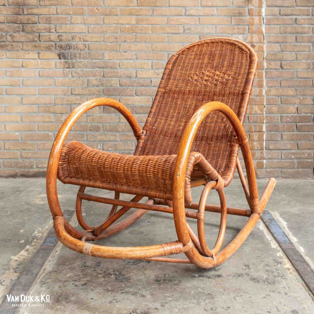 Vintage rotan schommelstoel