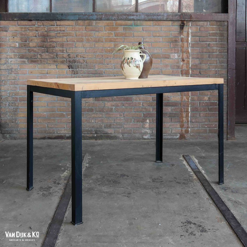 Industriële tafel met houten blad