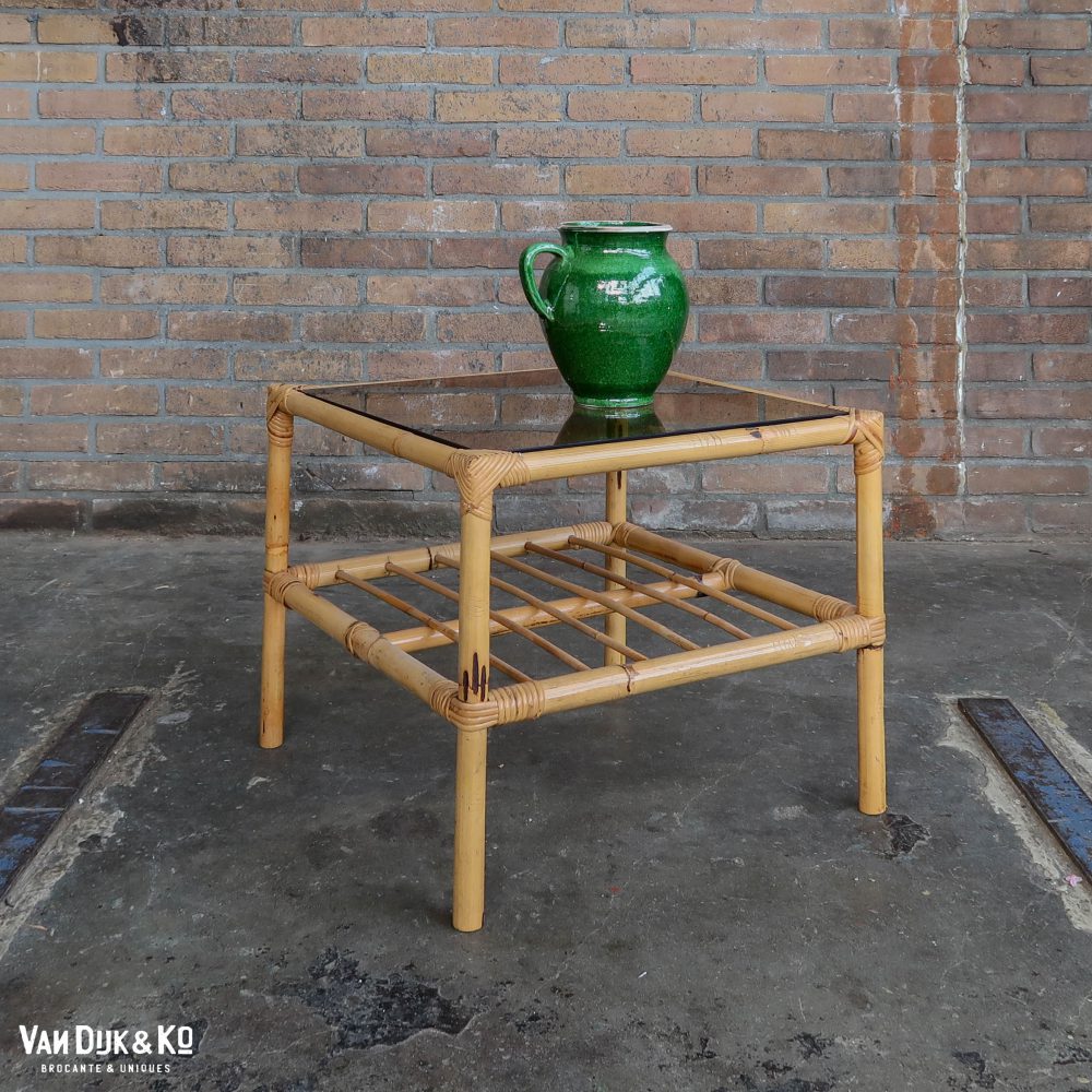 rotan tafeltje met rookglas