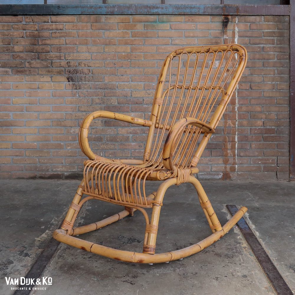 Vintage rotan schommelstoel