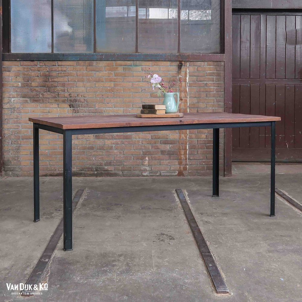 Industriële tafel met houten blad