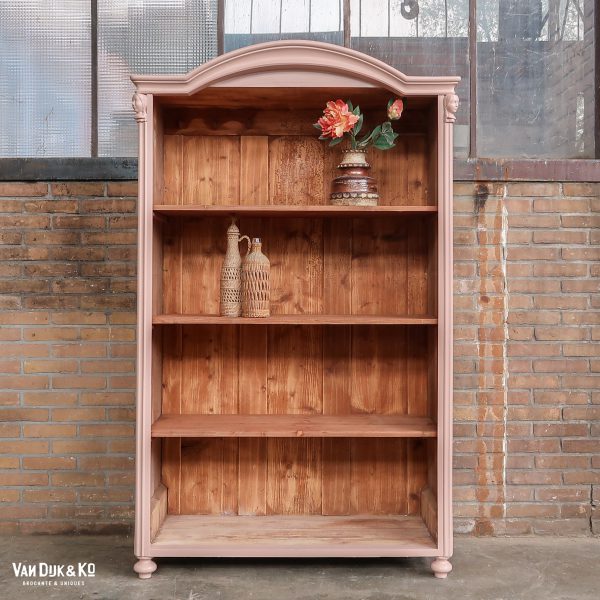 Roze boekenkast