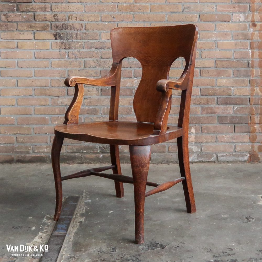 Antieke houten stoel