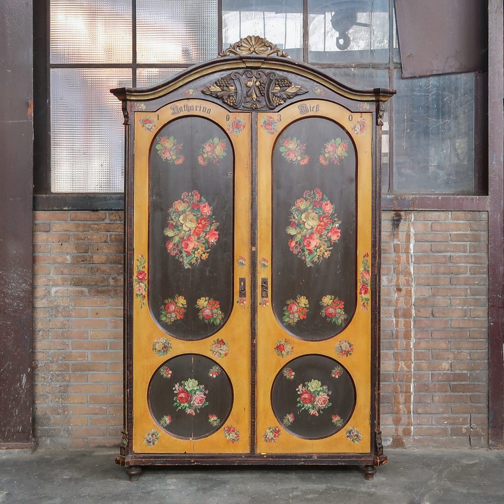 Linnenkast met bloemen