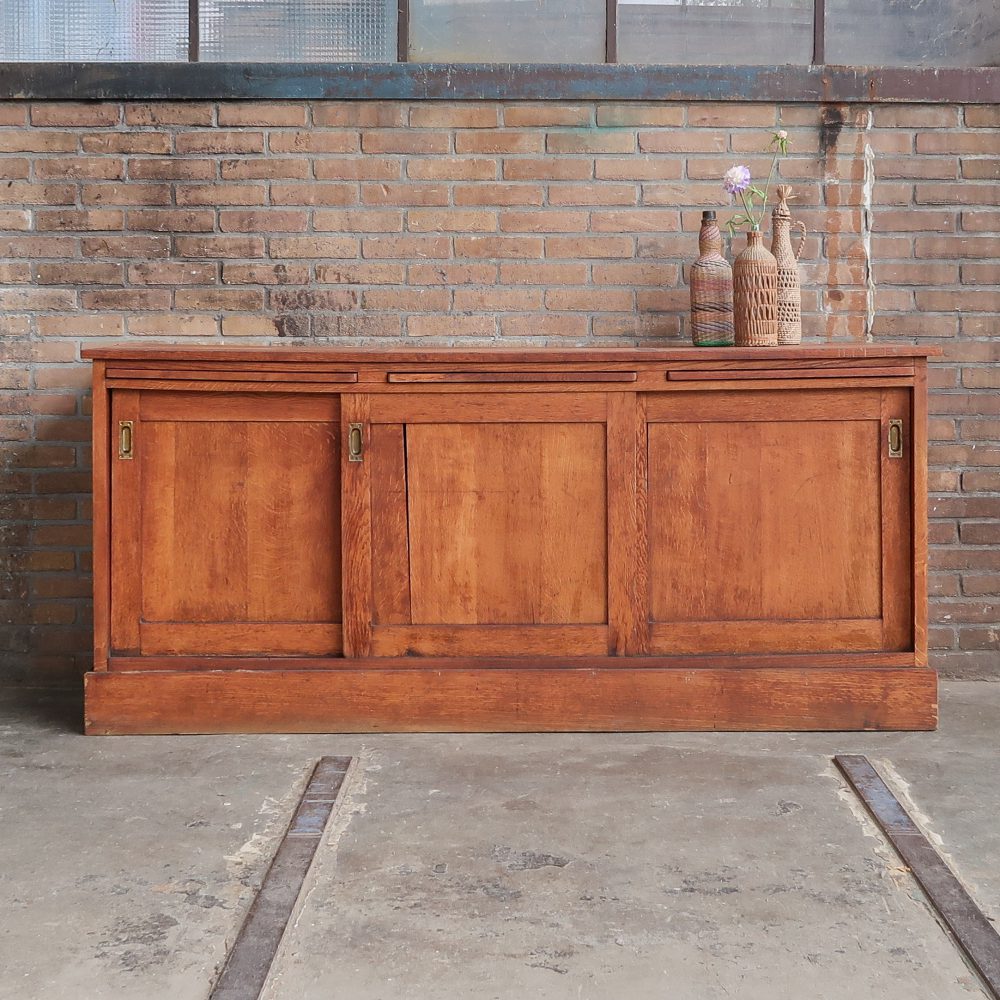 Vintage dressoir met uitschuifbare planken