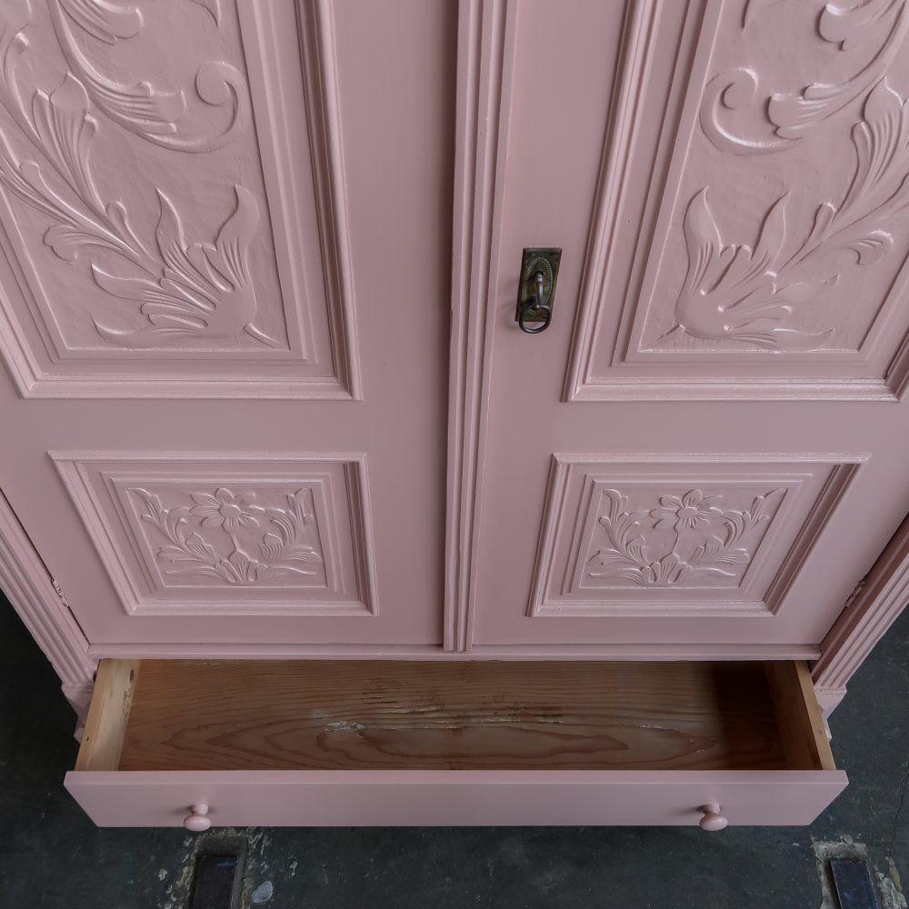 Brocante roze linnenkast met bloemen - Afbeelding 10