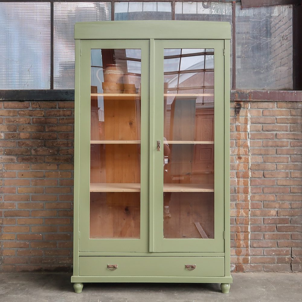Brocante groene vitrinekast