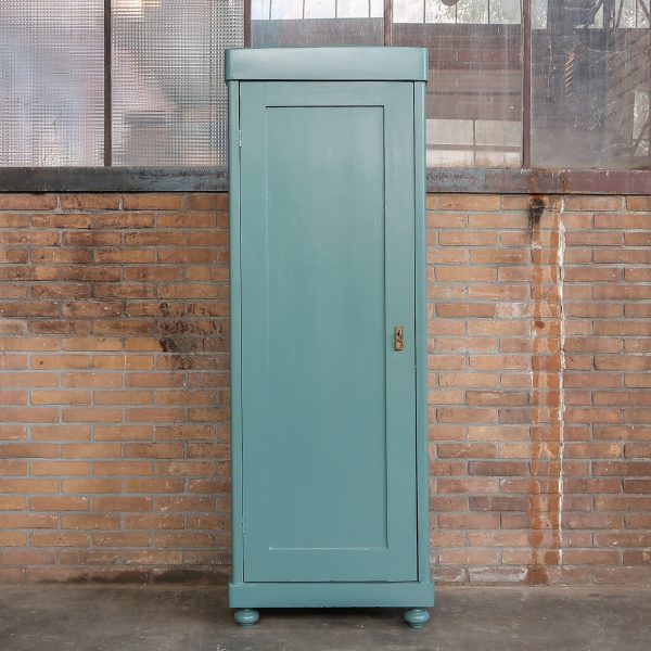 Turquoise eendeurs linnenkast
