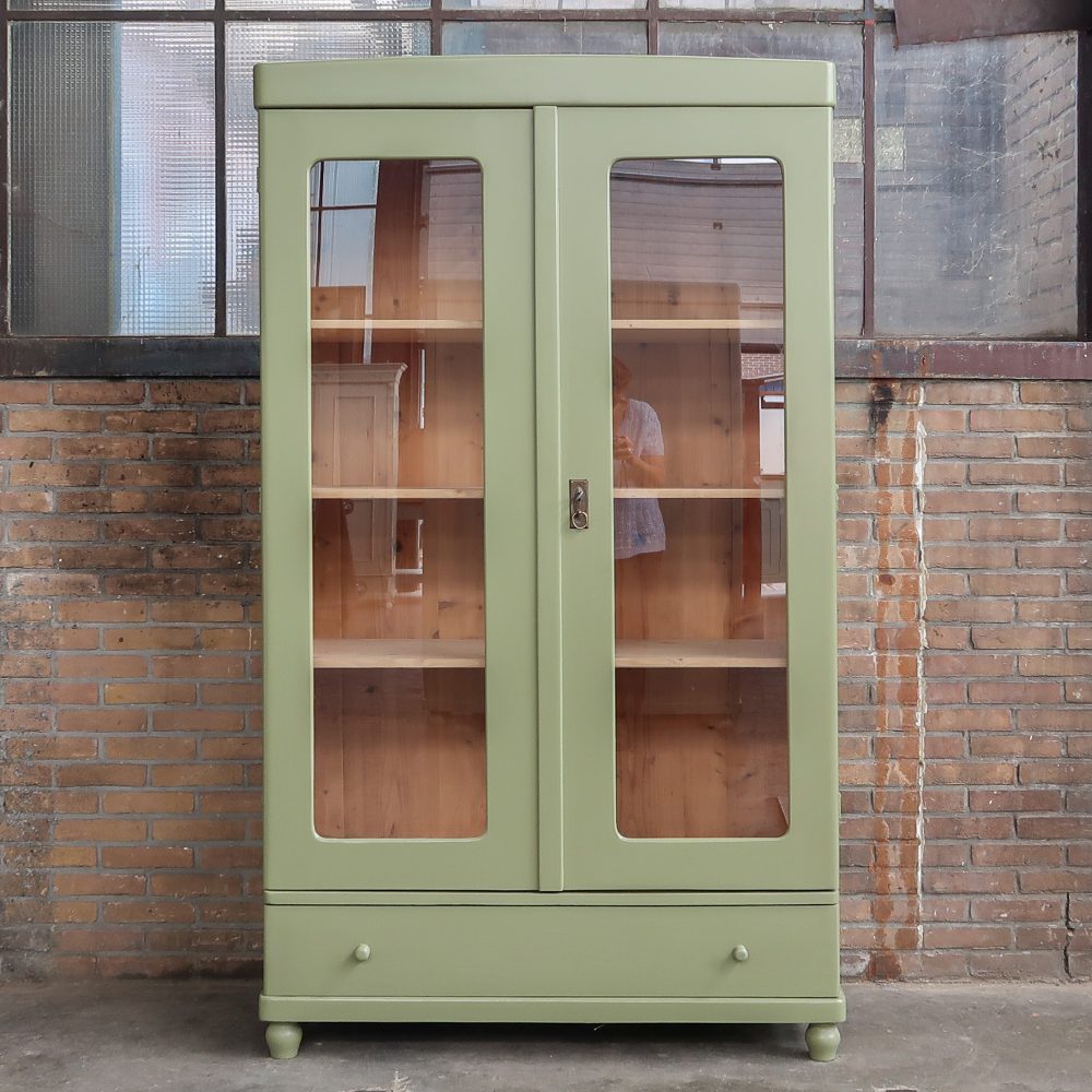 Brocante groene vitrinekast
