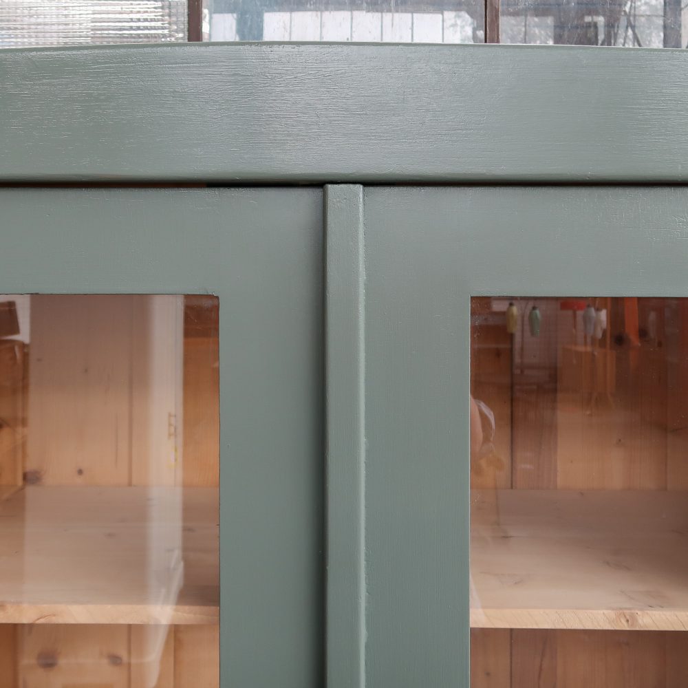 Brocante grijsgroene vitrinekast - Afbeelding 4