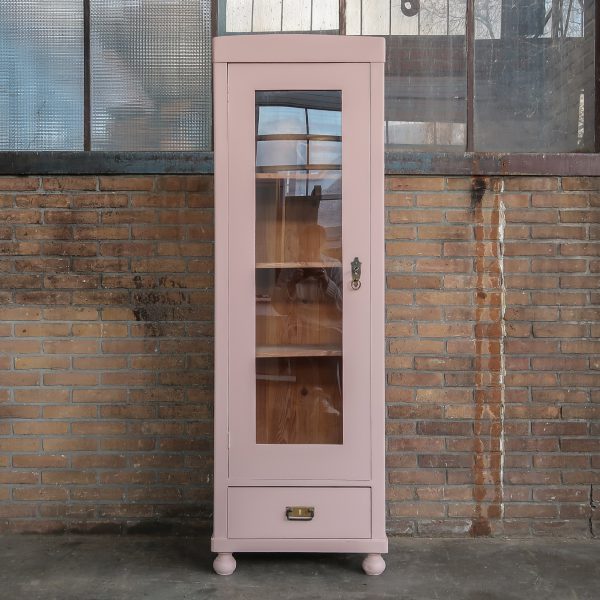 Roze eendeurs vitrinekast