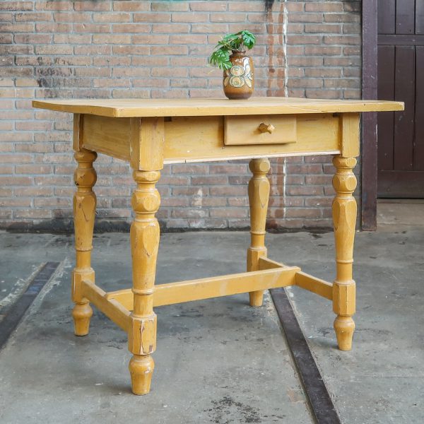 Brocante geel tafeltje