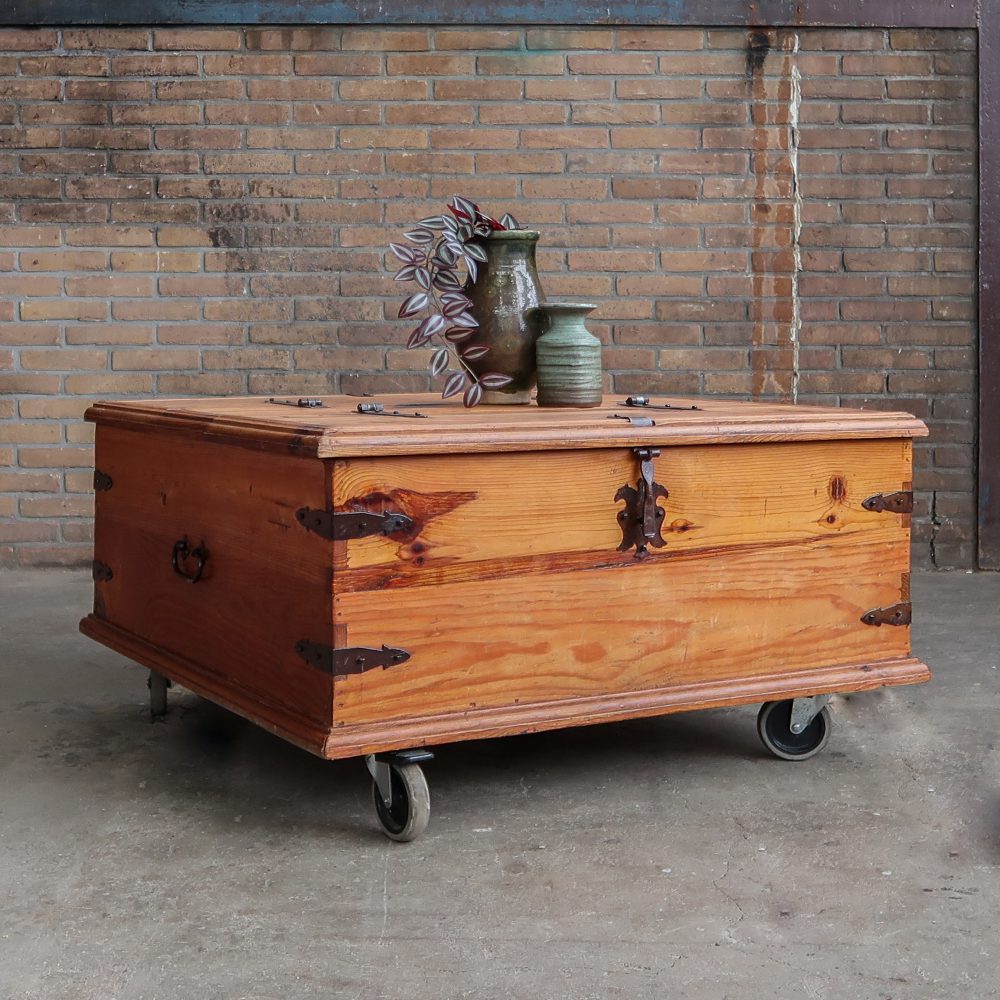 Brocante salontafel/kist