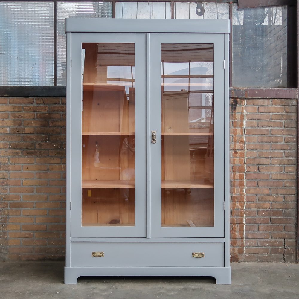 Brocante grijze vitrinekast