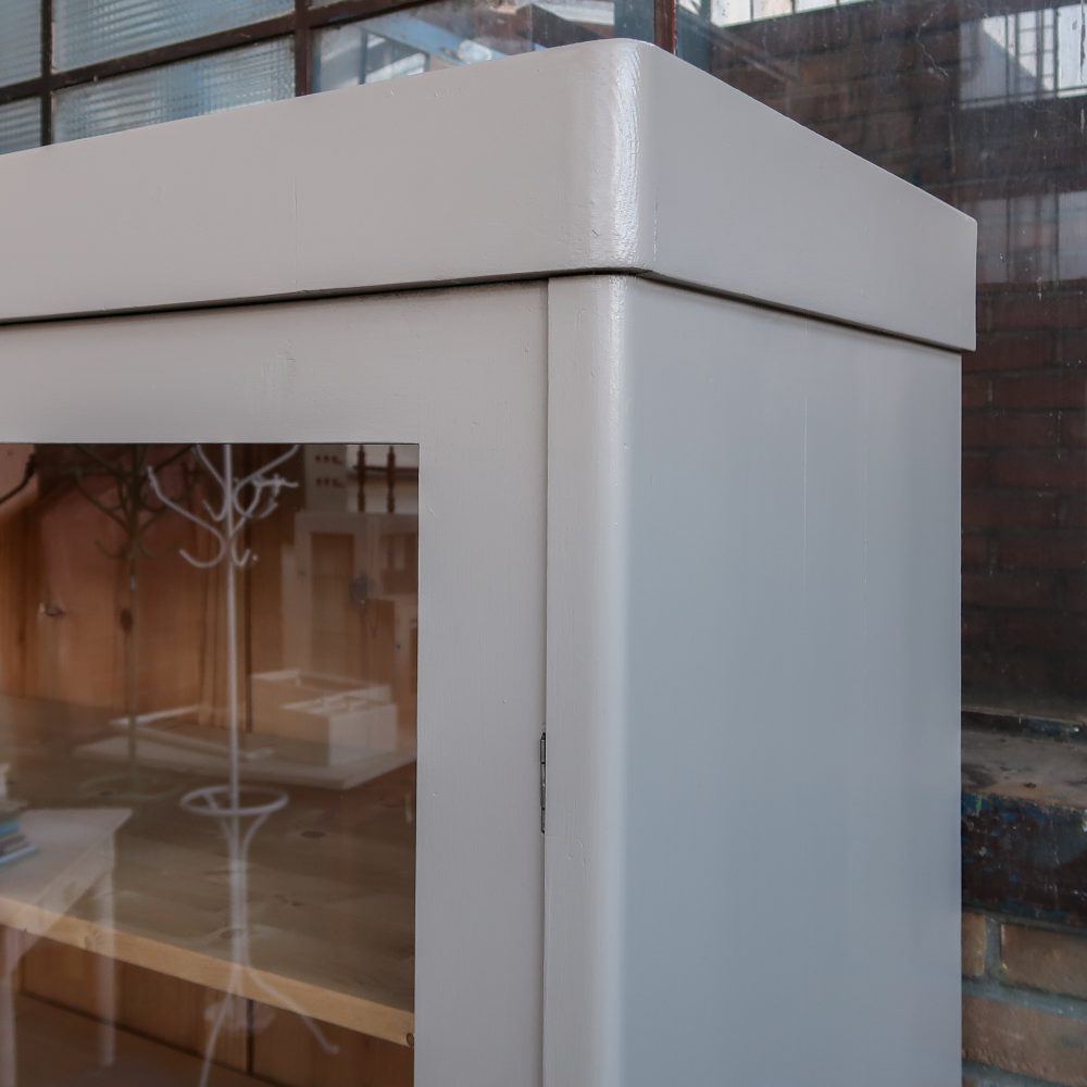 Taupe kleurige vitrinekast - Afbeelding 5