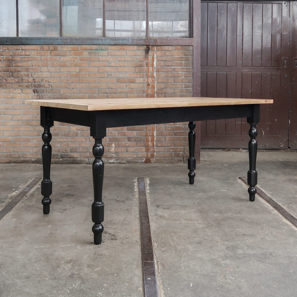 Landelijke tafel met zwart onderstel