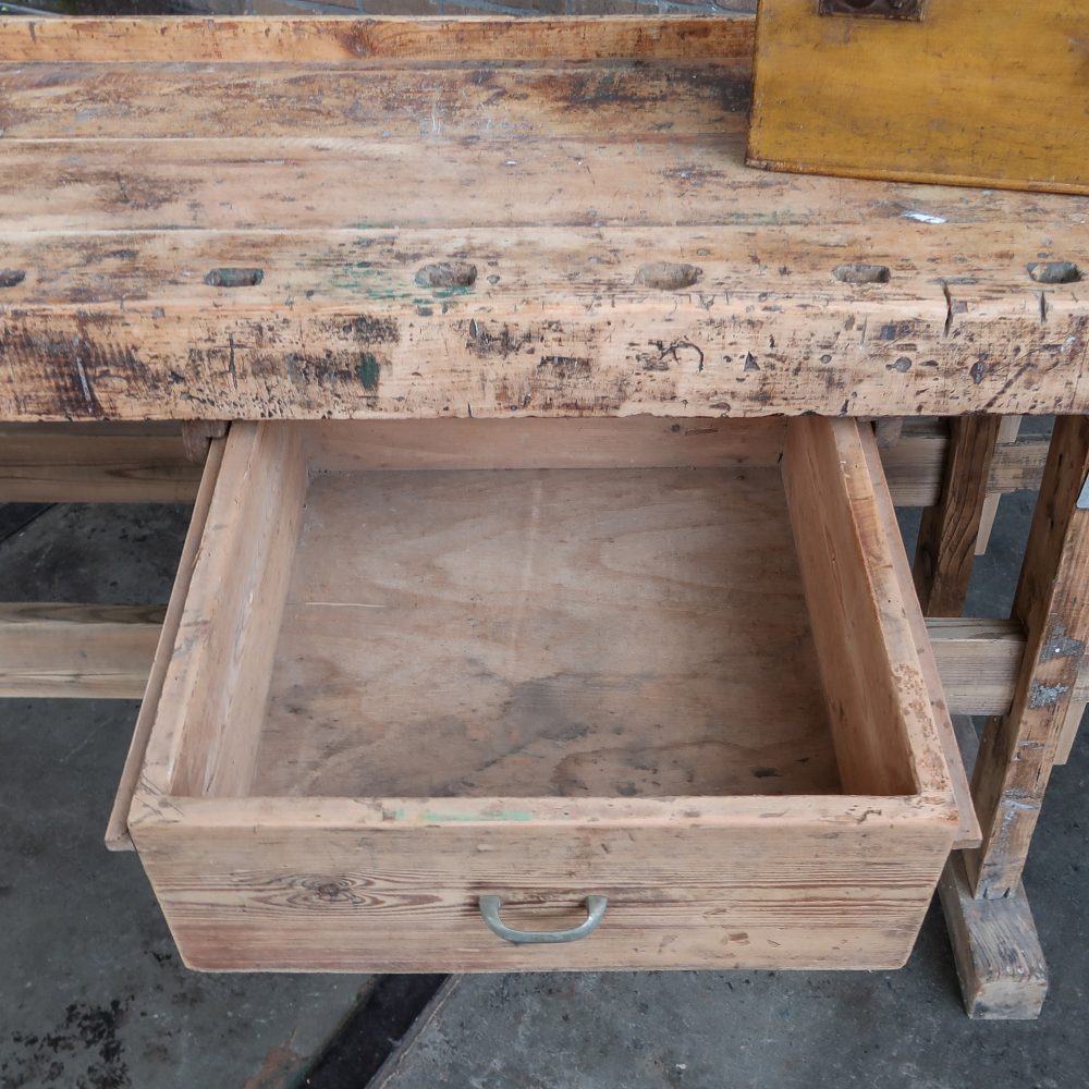 Vintage werkbank met bankschroeven - Afbeelding 2