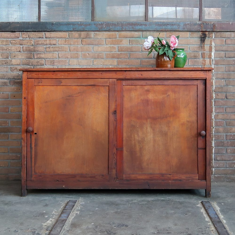 Vintage dressoir met schuifdeuren