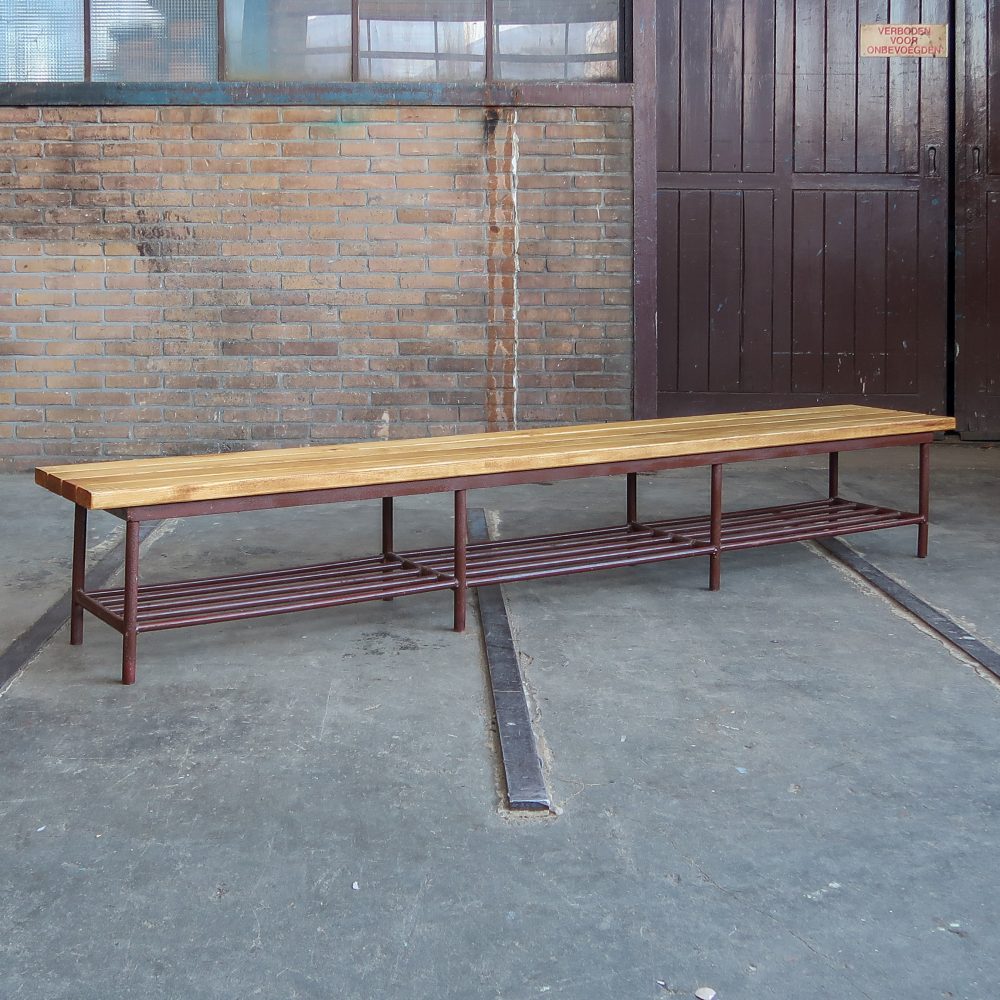 Houten bank met metalen onderstel