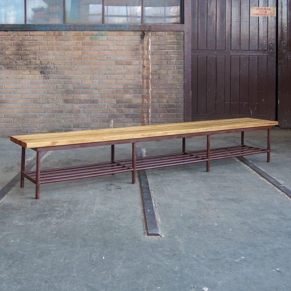 Houten bank met metalen onderstel