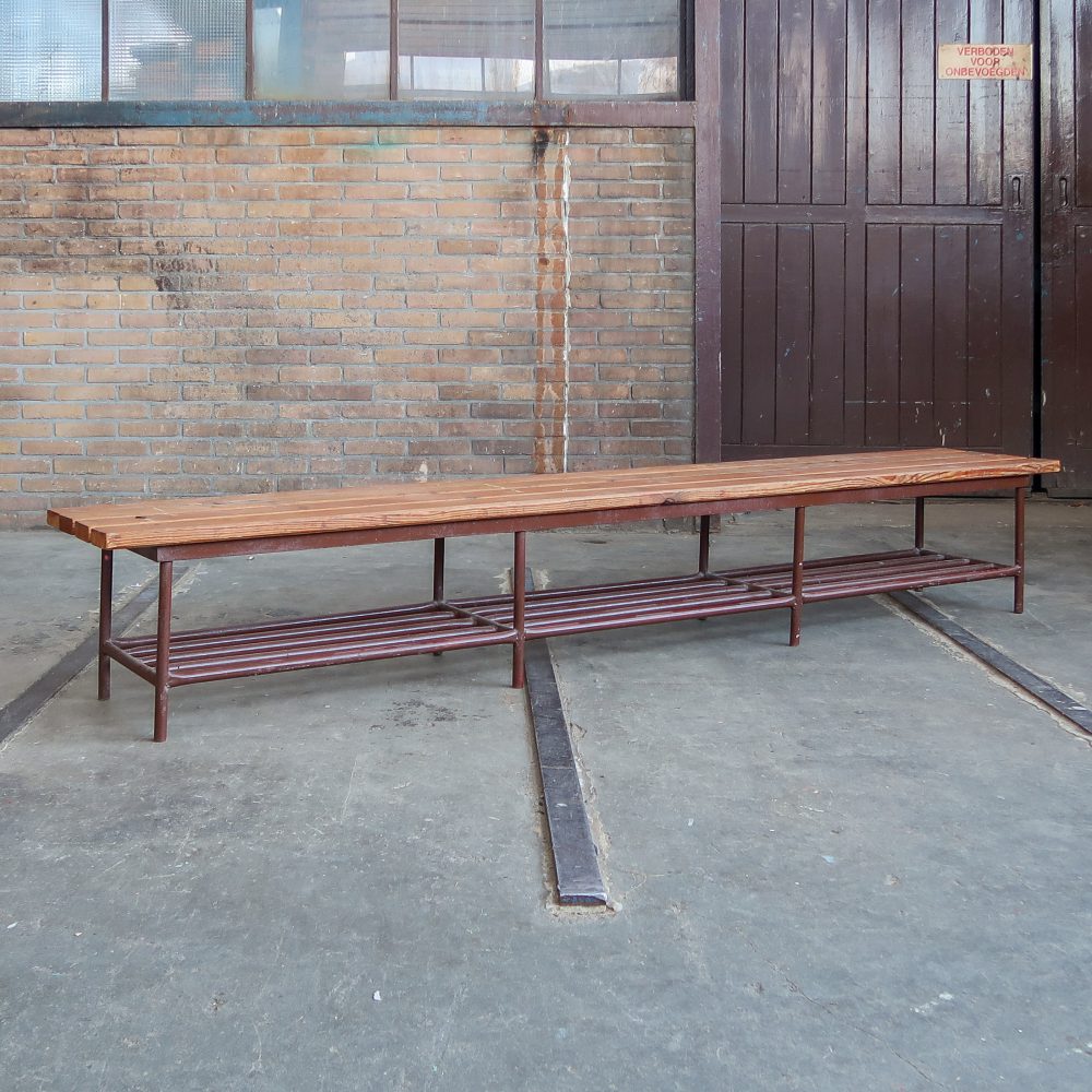 Houten bank met metalen onderstel