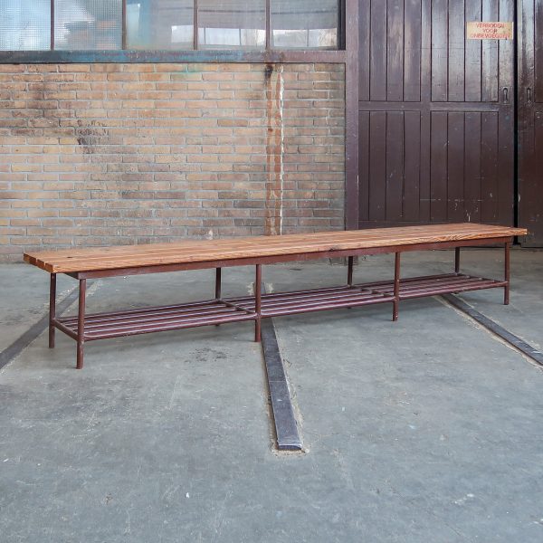 Houten bank met metalen onderstel