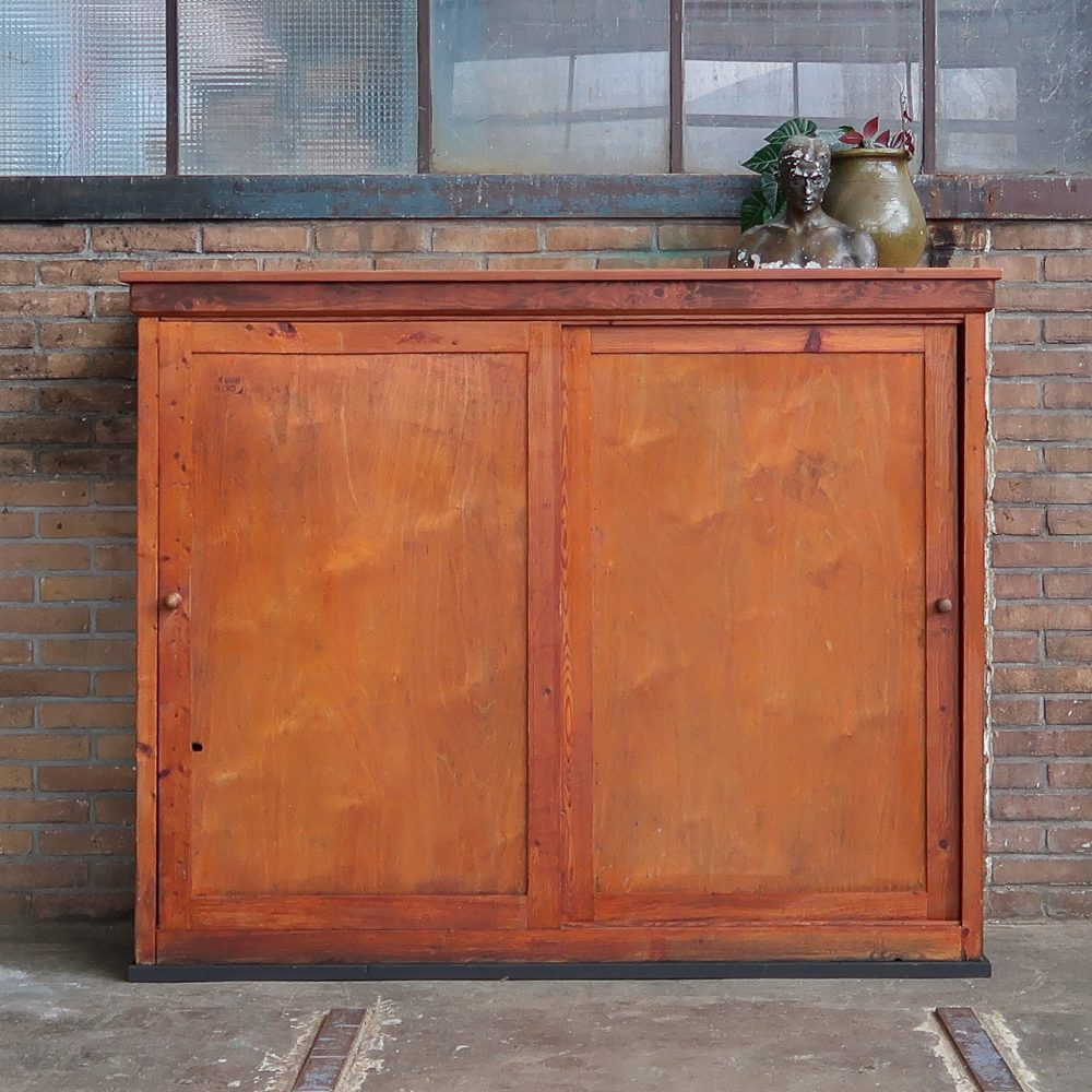 Vintage dressoir met schuifdeuren