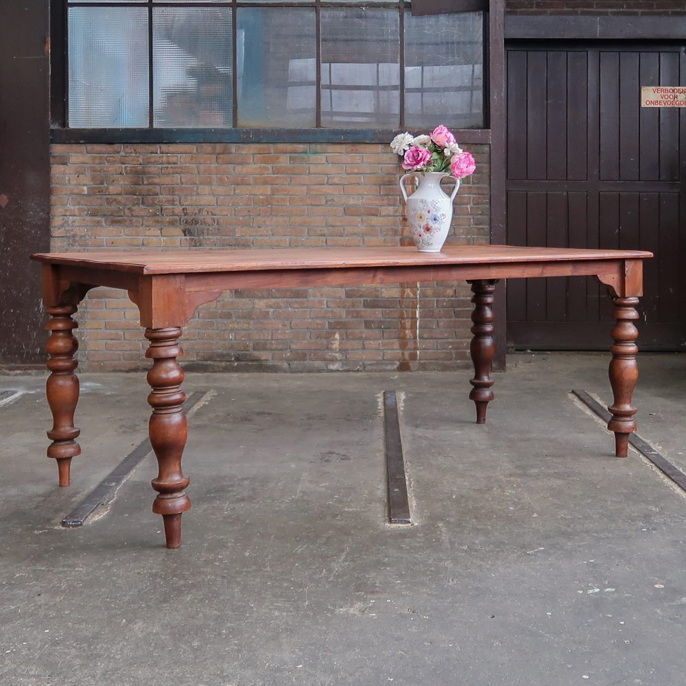 Klassieke houten eettafel
