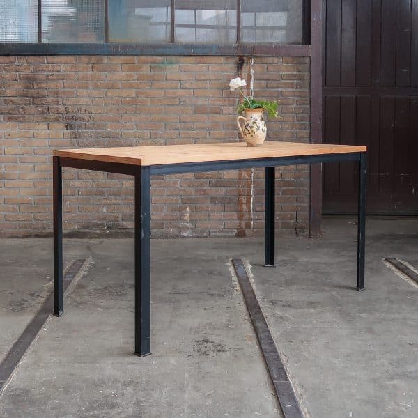 Tafel met metalen frame