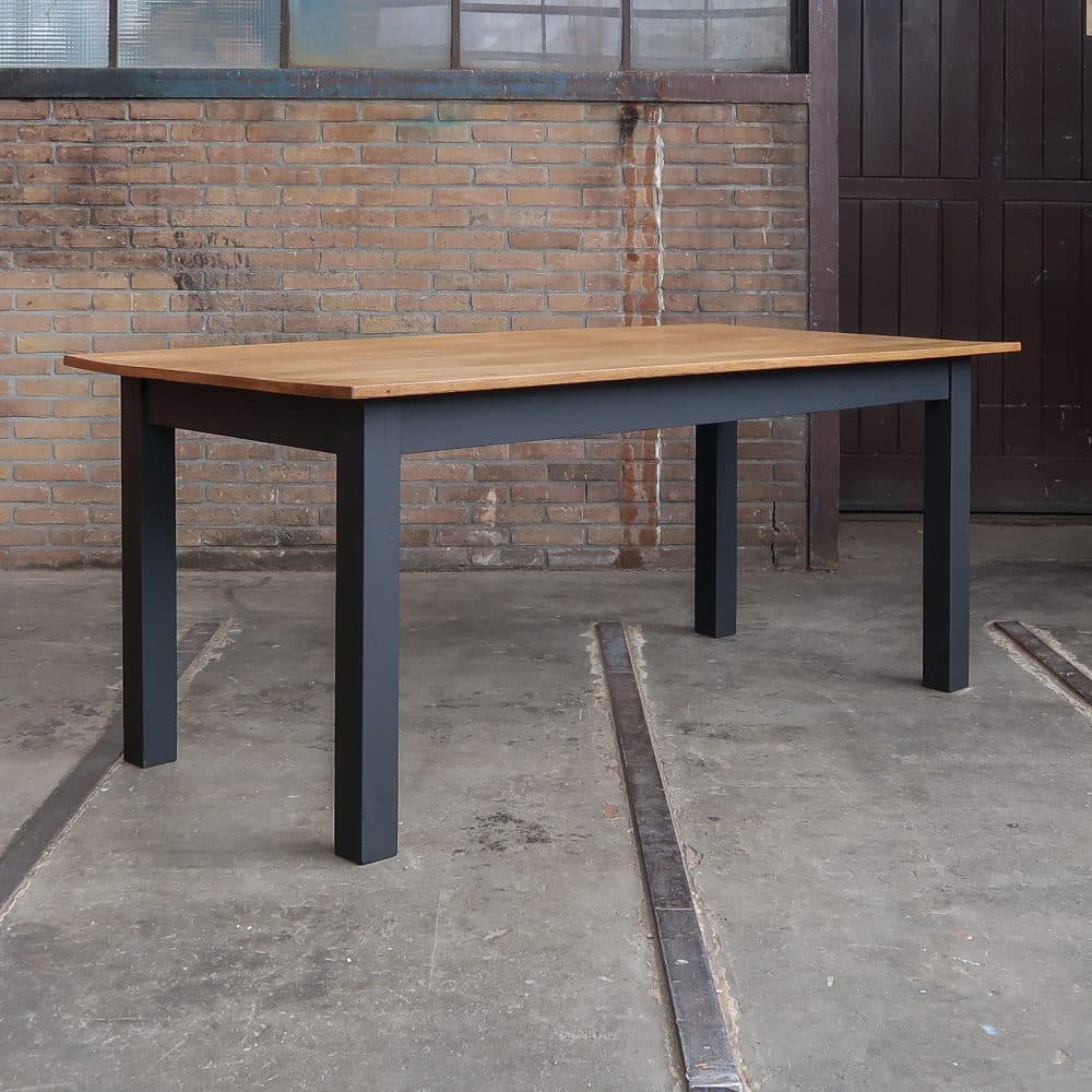 Houten eettafel met zwarte poten