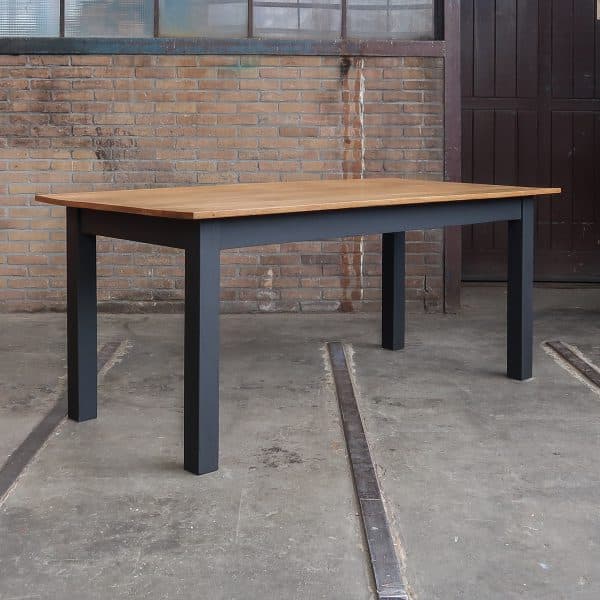 Houten eettafel met zwarte poten