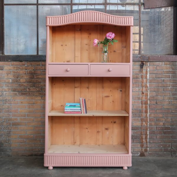 Roze open boekenkast