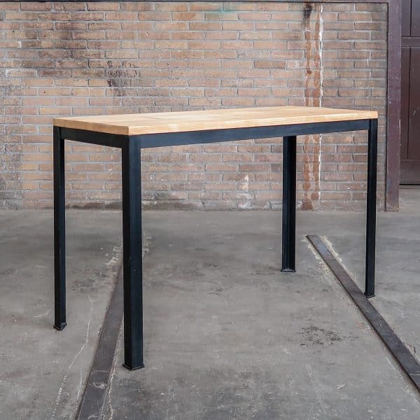 Tafel met metalen onderstel