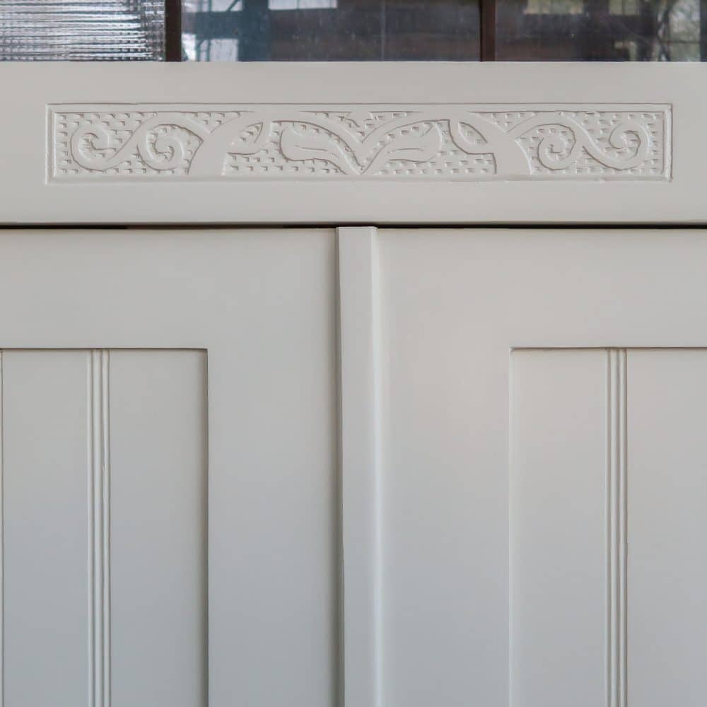 Witte brocante linnenkast - Afbeelding 4