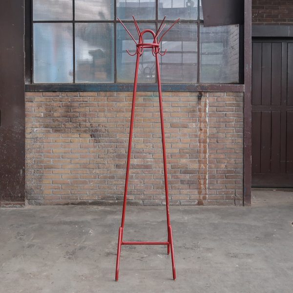Rode metalen kapstok