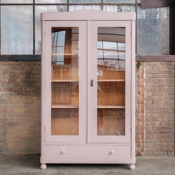 Roze vitrinekast