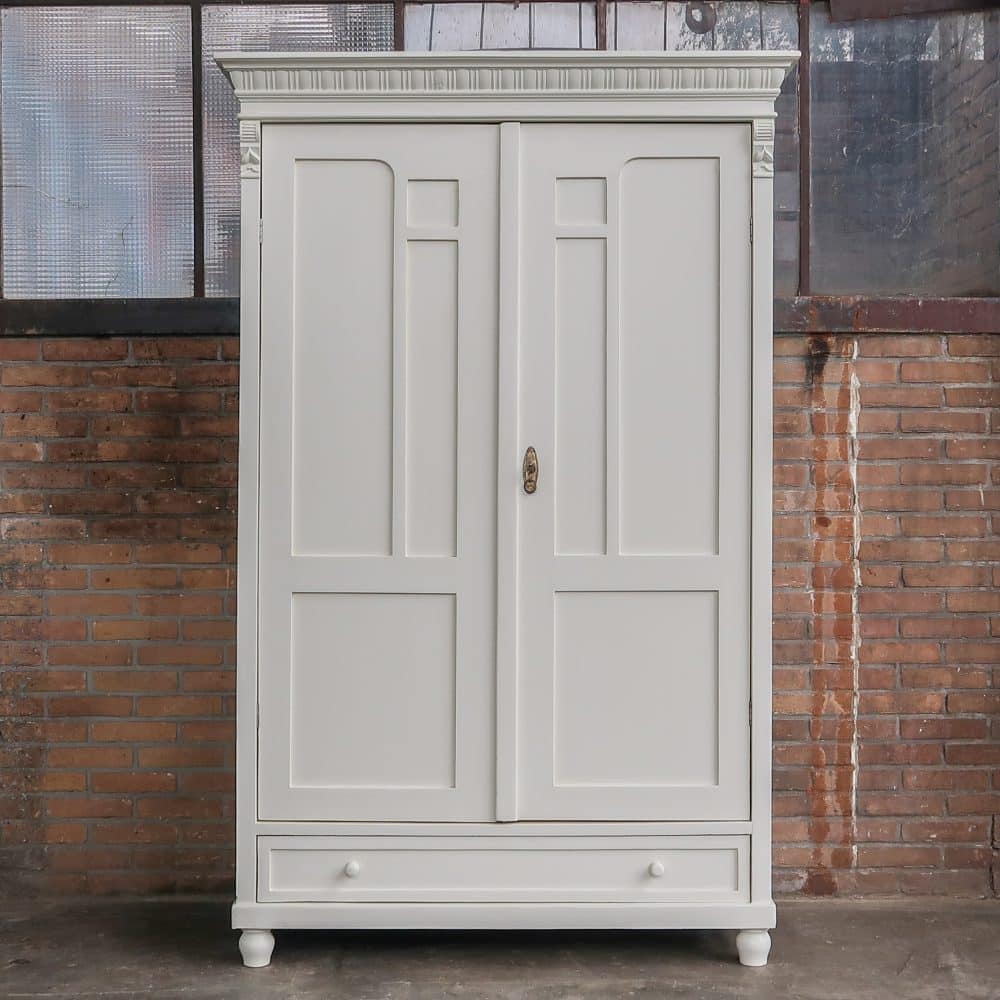 Witte brocante linnenkast