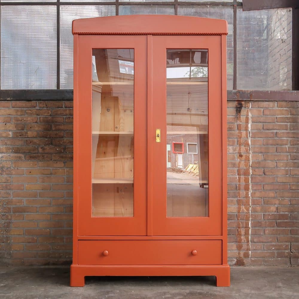 Brocante oranje vitrinekast