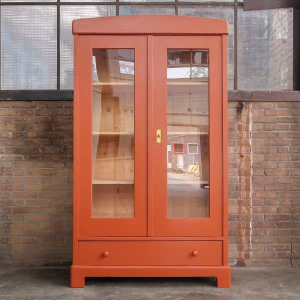 Brocante oranje vitrinekast
