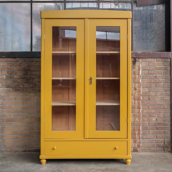 Brocante gele vitrinekast