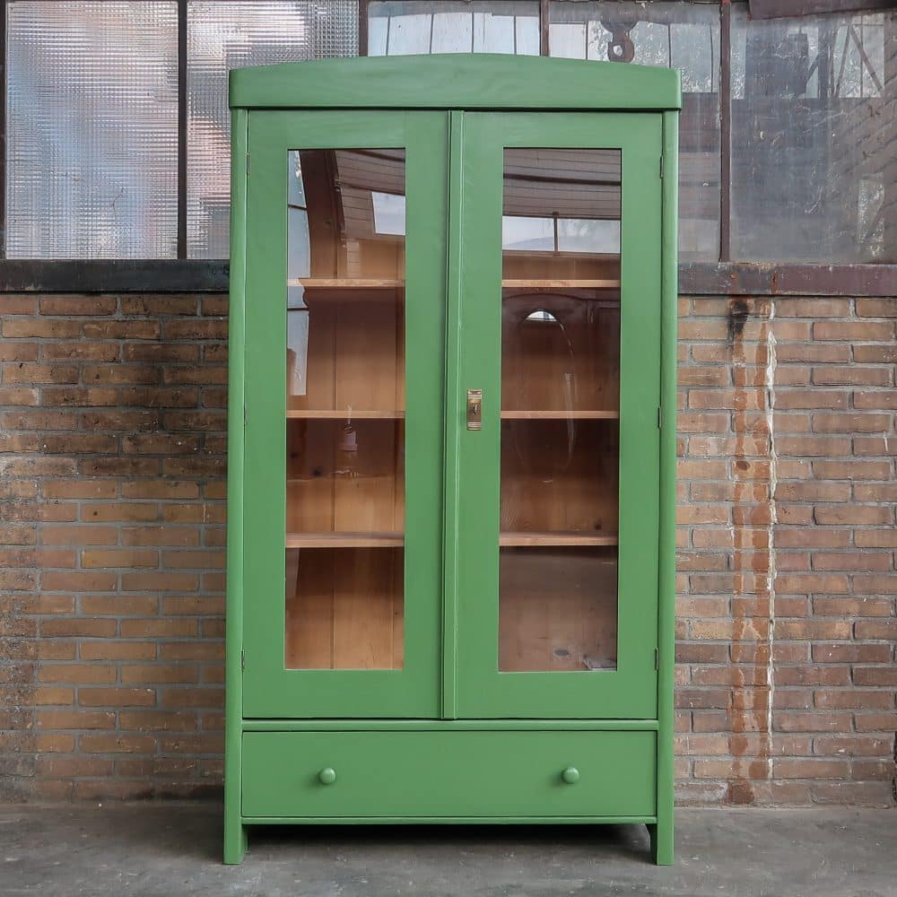 Brocante groene vitrinekast