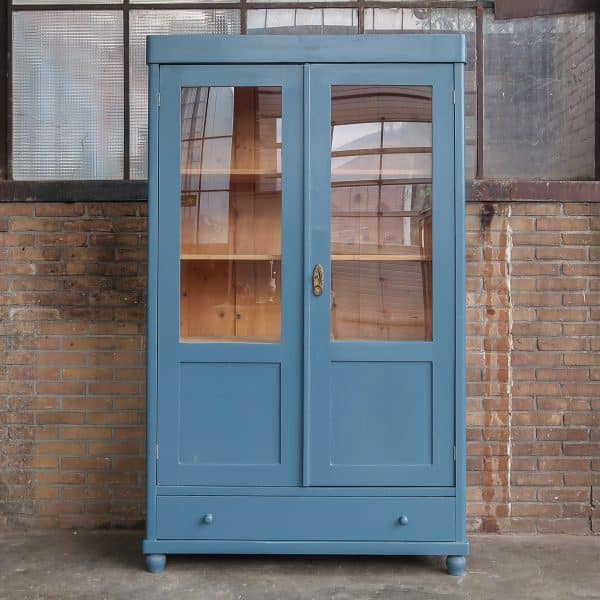 Blauwe vitrinekast
